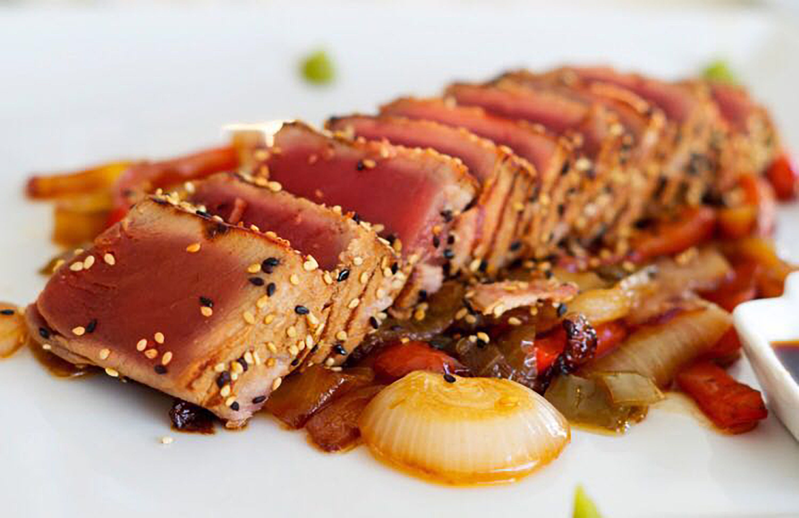Tataki de atún rojo con sésamo y verduras
