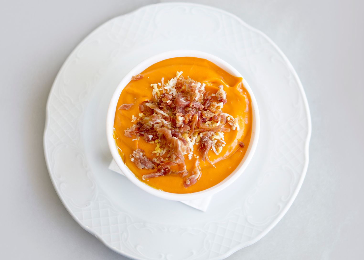Salmorejo cordobés con jamón ibérico