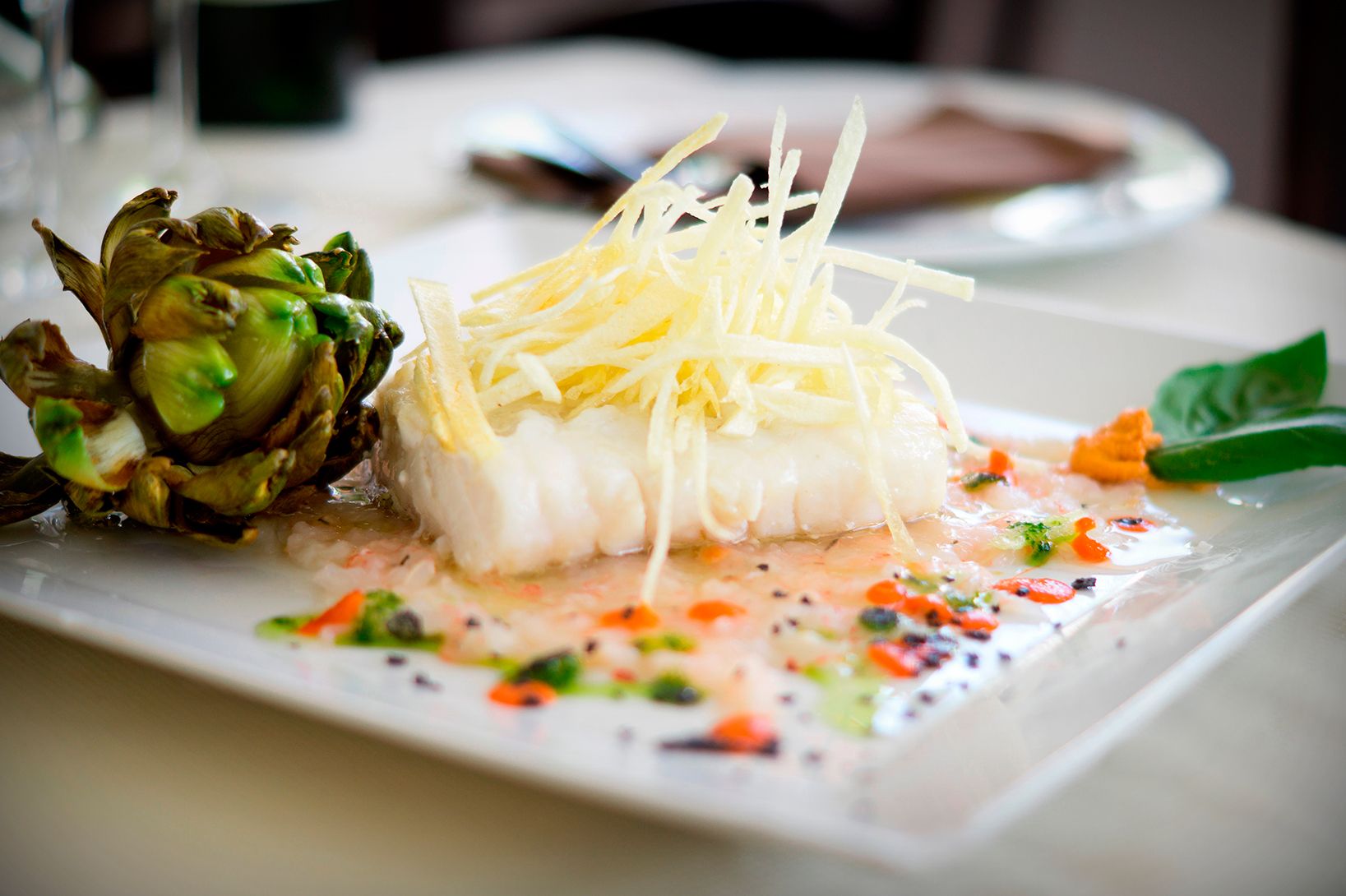 Lomo de bacalao con alcachofa y crujiente de patata