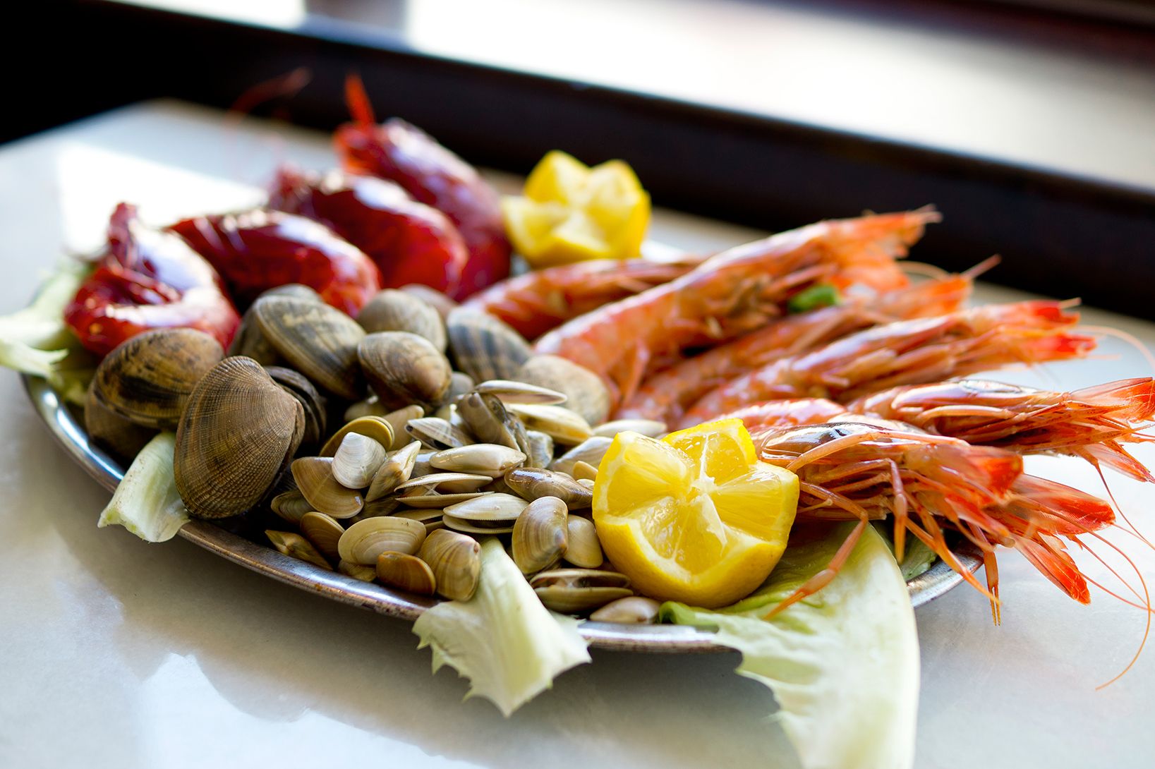 Mariscada con carabineros, gambas, almejas y limón