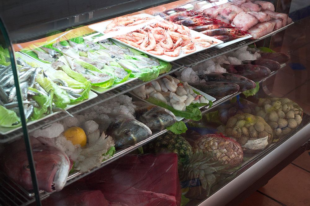 Mostrador de pescado y marisco fresco de La Lonja