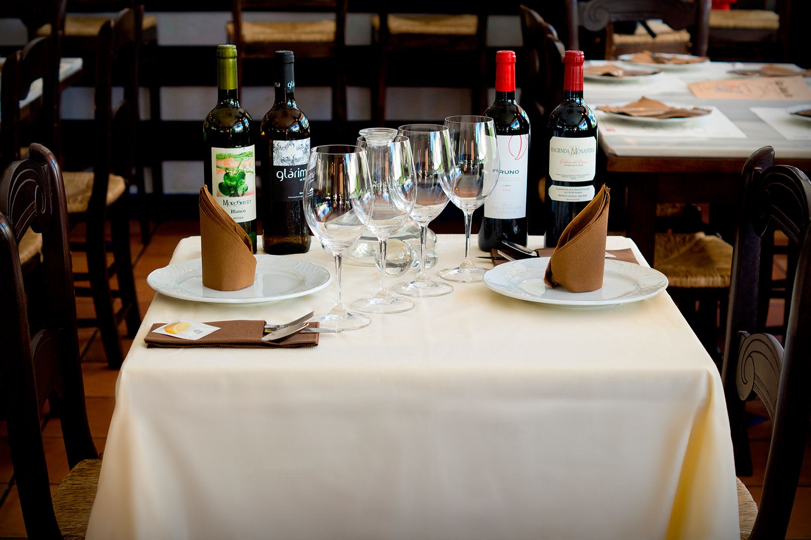 Mesa montada con vinos y copas