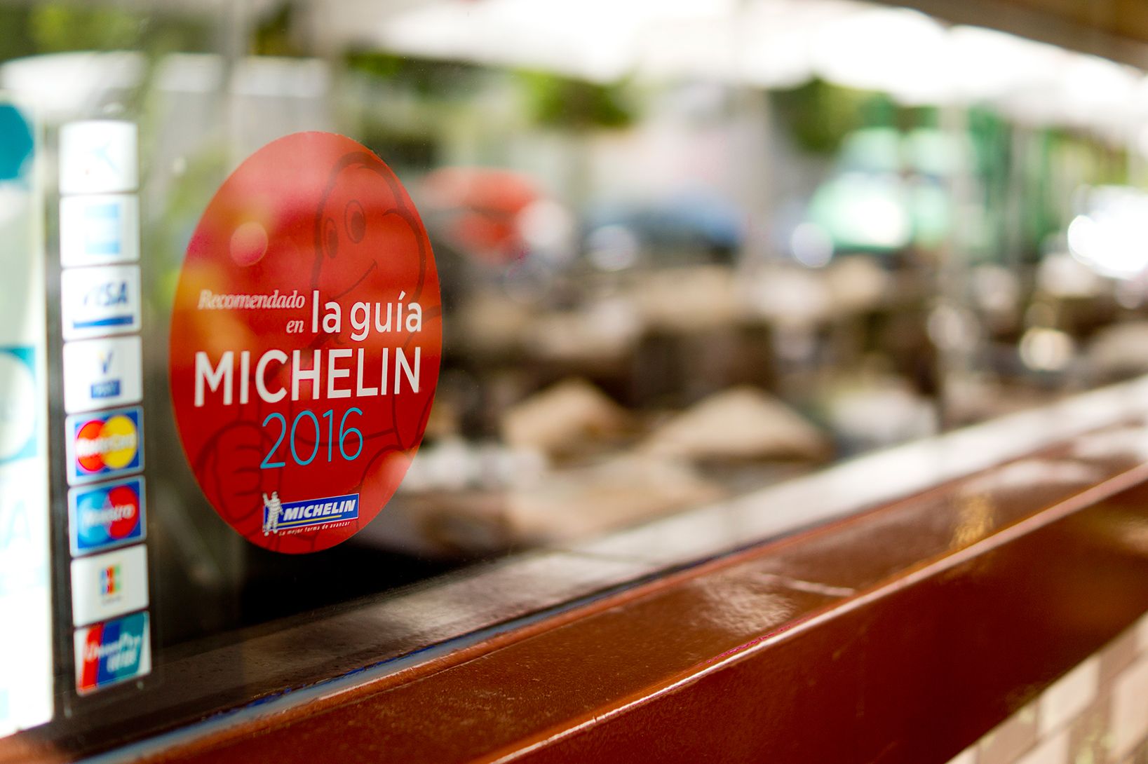 Pegatina Recomendado en la Guía Michelin en el escaparate del restaurante